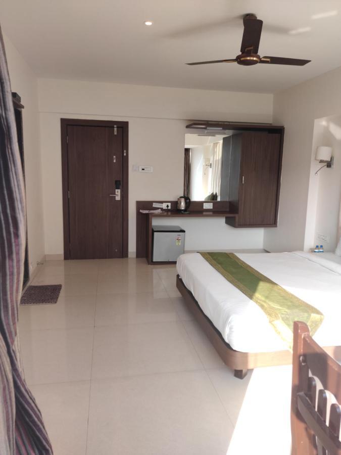 Staycation Holiday Нави Мумбай Екстериор снимка